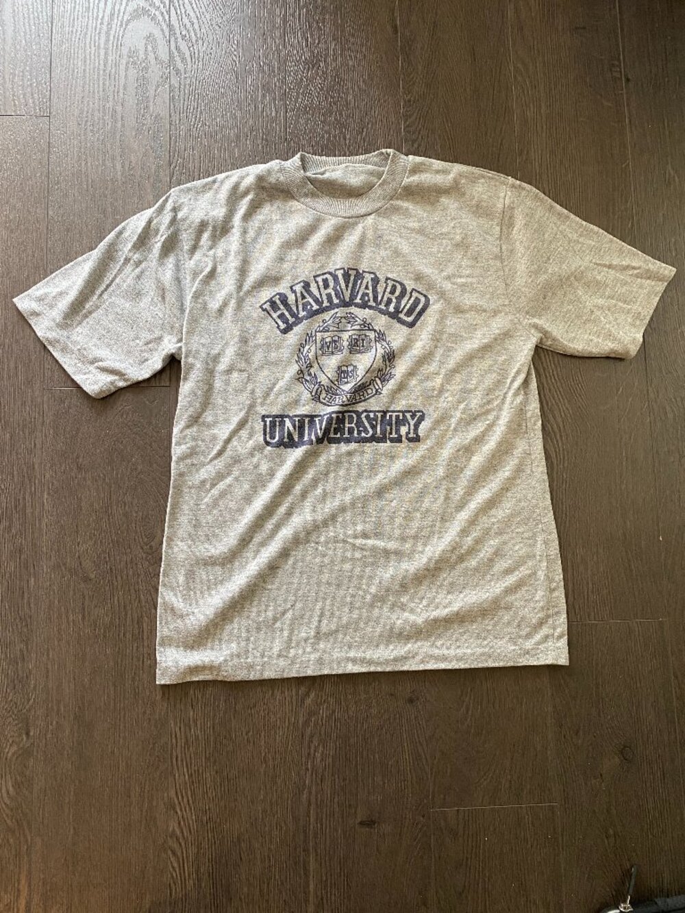 VINTAGE HARVARD UNIVERSITY UNI COLLEGE COLLEGIATE LOGO TSHIRT SIZE X- SMALL